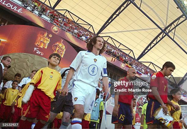 Fussball: Euro 2004 in Portugal, Vorrunde / Gruppe A / Spiel 2, Faro; Spanien 0; Einlauf ins Stadion 12.06.04.