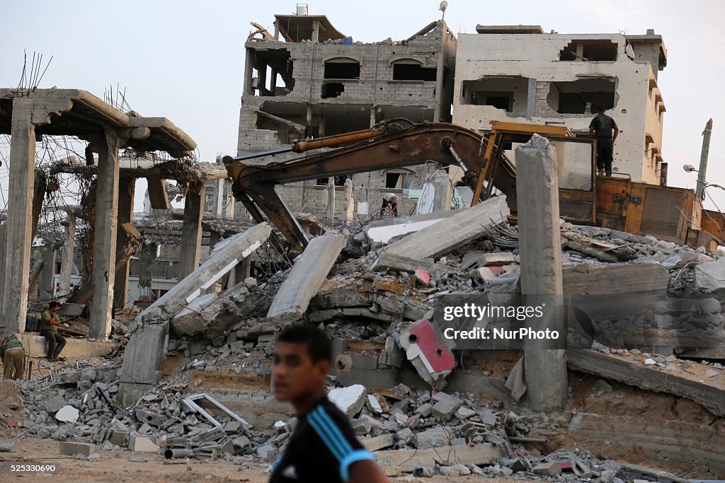 Remove the rubble of destroyed houses in Gaza City