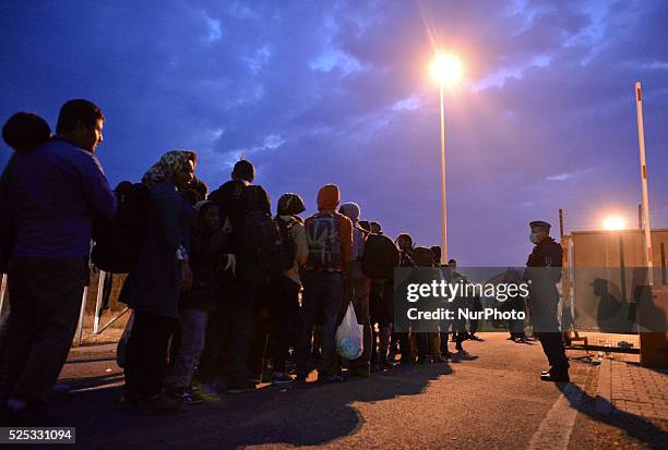 Line of migrants at Baranjsko Petrovo Selo crossing point ready to pass to the Hungarian side in Beremend. Baranjsko Petrovo Selo, Croatia, on...