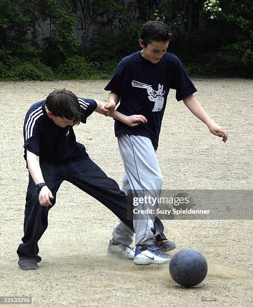 Freizeitsport / Kindersport: Fussball, Hamburg; Jungs spielen auf dem Bolzplatz 07.05.04.
