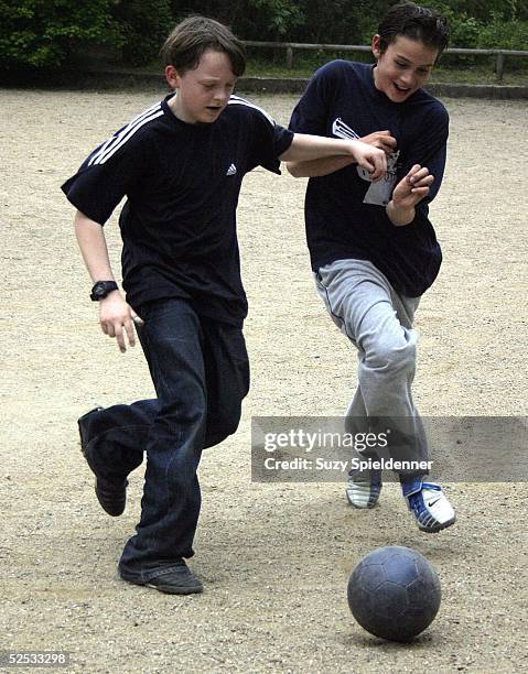 Freizeitsport / Kindersport: Fussball, Hamburg; Jungs spielen auf dem Bolzplatz 07.05.04.