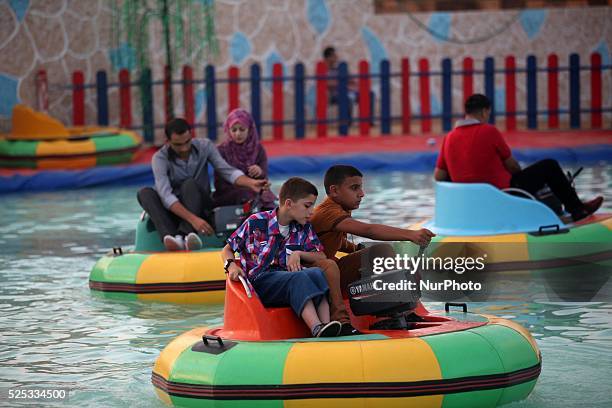 Palestinians have in the second day of the Eid al-Fitr holiday in a park in Gaza City, on August 9, 2013. Photo: Majdi Fathi/NurPhoto