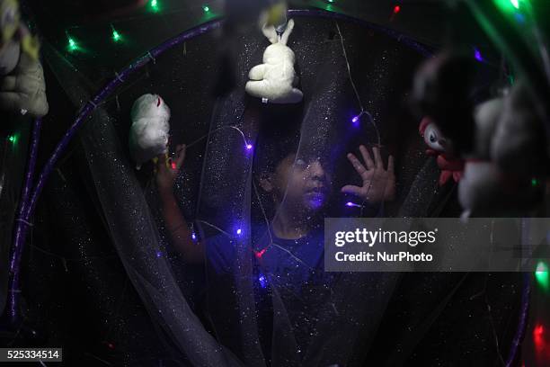 Palestinians have in the second day of the Eid al-Fitr holiday in a park in Gaza City. Photo: Majdi Fathi/NurPhoto