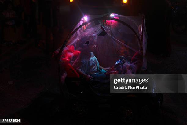 Palestinians have in the second day of the Eid al-Fitr holiday in a park in Gaza City. Photo: Majdi Fathi/NurPhoto