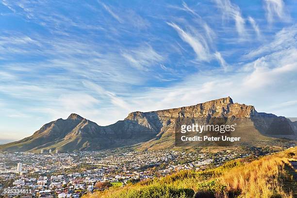 table mountain and cape town city at sunrise - table mountain cape town imagens e fotografias de stock