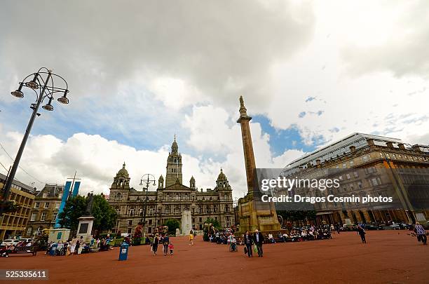 people on george square, glasgow, scotland - george square stockfoto's en -beelden