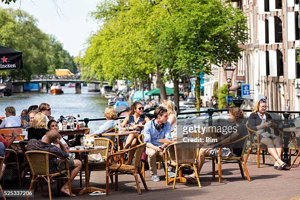 people sitting out and having lunch in amsterdam, niederlande - amsterdam cafe stock pictures, royalty-free photos & images