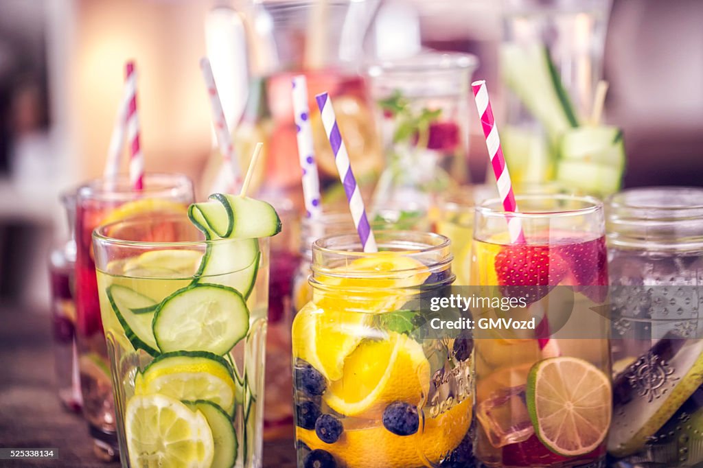 Variation, mineralhältiges Wasser mit frischem Obst