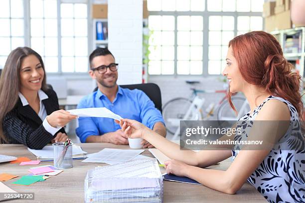 young people making a deal - deal signing stockfoto's en -beelden