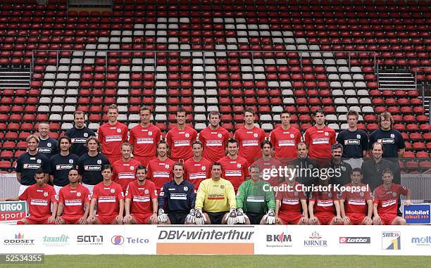 Fussball: 1. Bundesliga 04/05, Mainz; FSV Mainz; Mannschaftsfoto; Hintere Reihe von links: Zeugwart Walter NOTTER, Physiotherapeut Christopher...