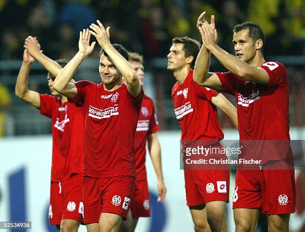 Fussball: 1. Bundesliga 04/05, Mainz; FSV Mainz 05 - Borussia Dortmund 1:1; Die Mainzer jubeln nach dem Spiel zu ihren Fans: Benjamin AUER, Manuel...