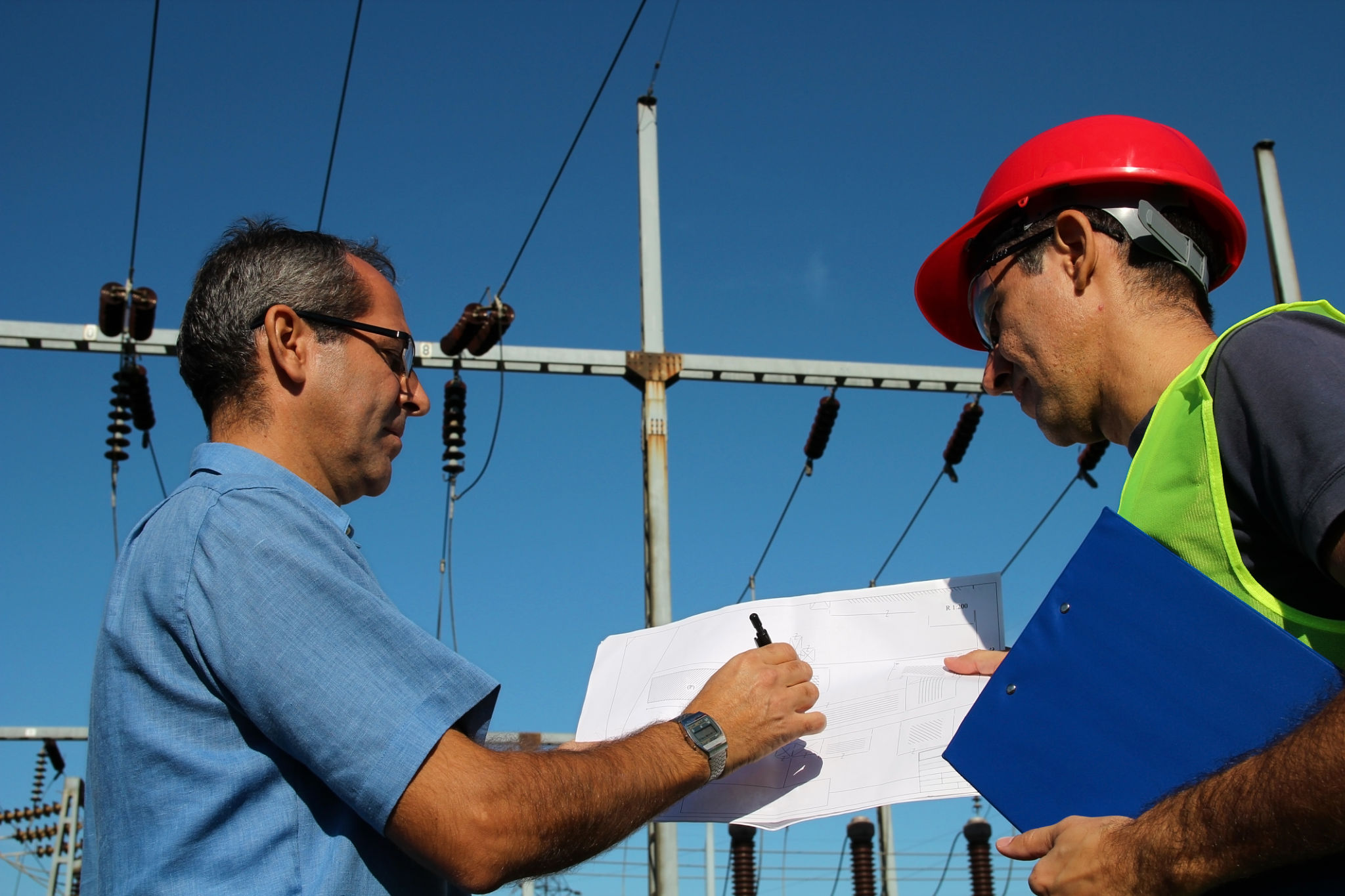 eletricista com cliente