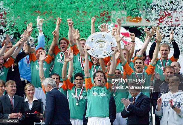 Fussball: 1. Bundesliga 03/04, Bremen; SV Werder Bremen - Bayer 04 Leverkusen; Deutscher Meister 2004 SV Werder Bremen; Team Bremen mit de...