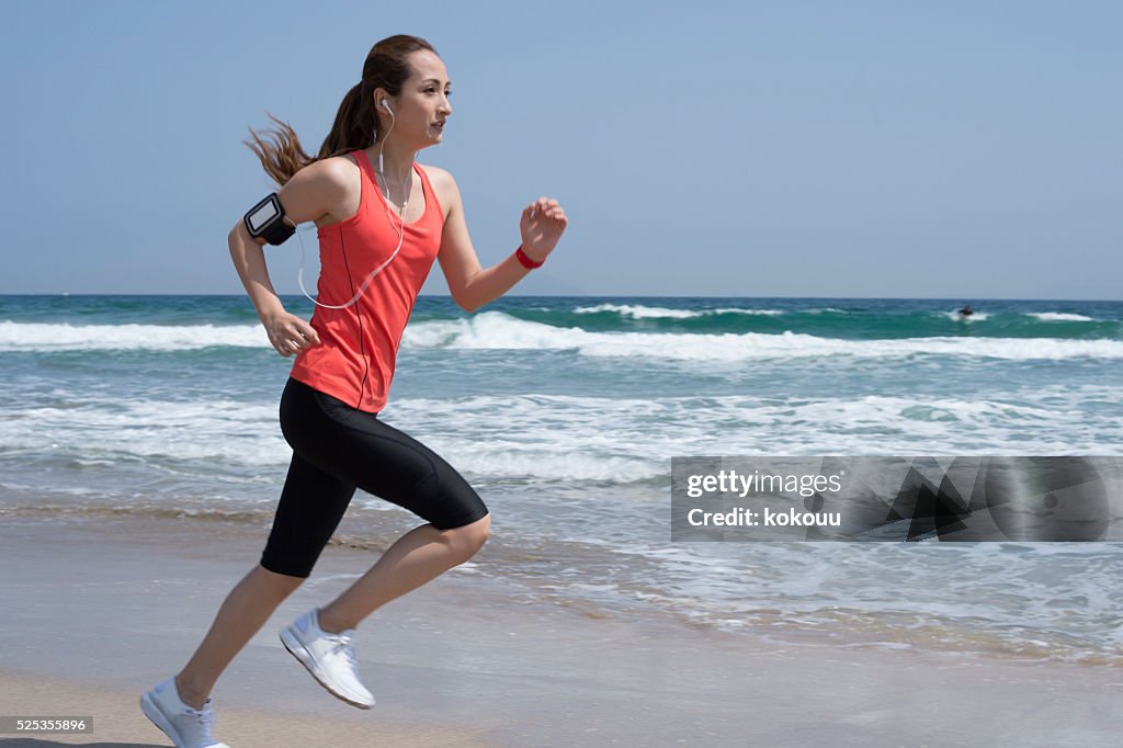 ランニングの女性のためのビーチに脚の筋肉強化トレーニング
