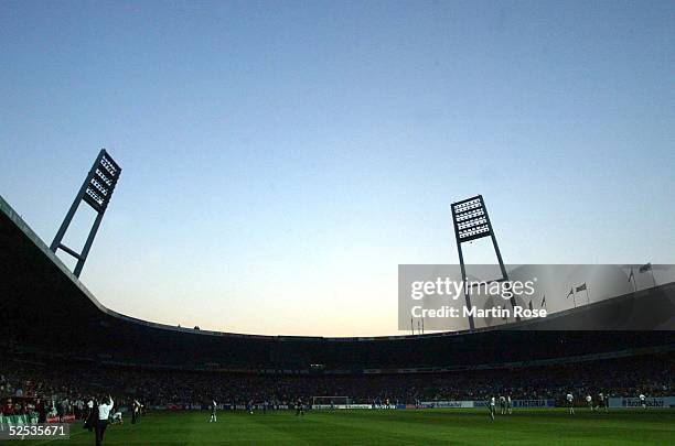 Fussball: 1. Bundesliga 04/05, Bremen; SV Werder Bremen - FC Schalke 04 1:0; Aufgrund eines Stromausfall konnte das Spiel erst mit Verspaetung...