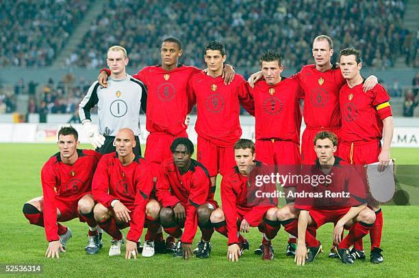 Fussball: Laenderspiel 2004, Koeln; Deutschland 0; Team Belgien; hinten v.l.: Torwart Frederic HERPOEL, Vincent KOMPANY, Luigi PIERONI, Walter...