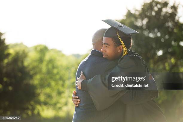 Afroamerikanischen Vater und Sohn am Abschlusstag