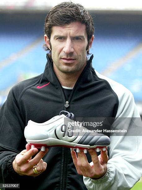 Fussball: Offizielle Praesentation Fussballschuh ' Nike Air Zoom Total 90 III ' Madrid; Portugals Nationalspieler Luis FIGO wird den Nike Air Zoom...