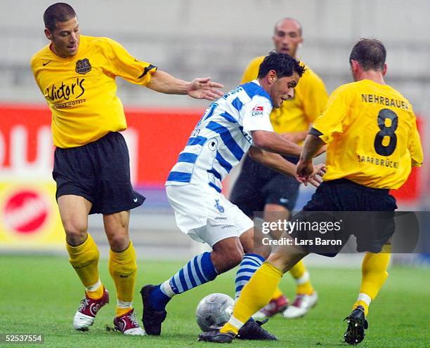 Fussball: 2. Bundesliga 04/05, Duisburg; MSV Duisburg - 1. FC Saarbruecken 2:1; Henri HEEREN / Saarbruecken, Aziz AHANFOUF / MSV, Thorsten NEHRBAUER...