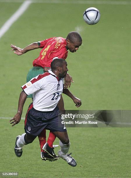 Fussball: Euro 2004 in Portugal, Viertelfinale Spiel 25, Lissabon; Portugal 7 n.V. U.E.; Jorge ANDRADE / POR - Darius VASSEL / ENG 24.06.04.