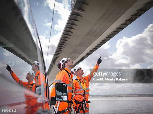 bridge workers and support truck under suspension bridge. the humber bridge, uk was built in 1981 and at the time was the worlds largest single-span suspension bridge - humber bridge stock-fotos und bilder