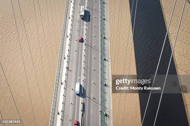 overhead view of roadway on suspension bridge. the humber bridge, uk was built in 1981 and at the time was the worlds largest single-span suspension bridge - monty shadow stockfoto's en -beelden