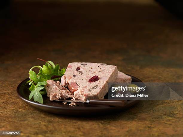 christmas snack of smoked ham turkey & chicken terrine with cranberries. rocket mixed salad leaves with green and black olives - terrine photos et images de collection