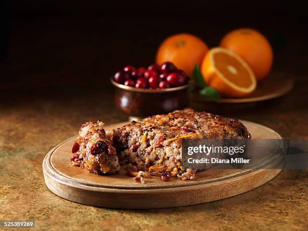 festive christmas ingredients of pork, cranberry & orange stuffing on chopping board - dressings stockfoto's en -beelden