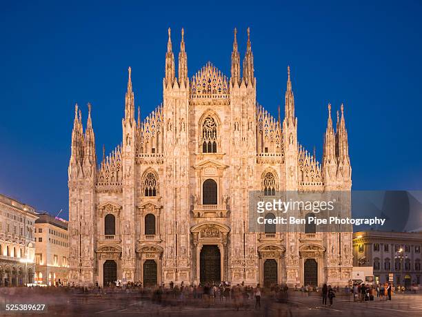 milan cathedral, piazza duomo at night, milan, lombardy, italy - catedral de milán fotografías e imágenes de stock