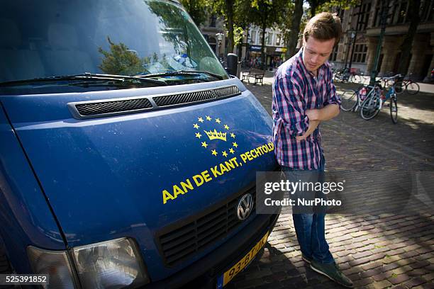 On Thursday in front of parliament building journalists Jan Roos and Thierry Baudet stopped by with a petition signed by over 150 thousand people....