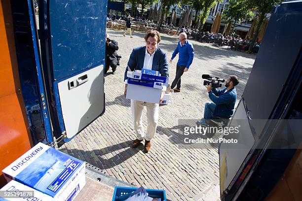 On Thursday in front of parliament building journalists Jan Roos and Thierry Baudet stopped by with a petition signed by over 150 thousand people....