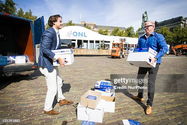 On Thursday in front of parliament building journalists Jan Roos and Thierry Baudet stopped by with a petition signed by over 150 thousand people....