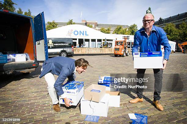 On Thursday in front of parliament building journalists Jan Roos and Thierry Baudet stopped by with a petition signed by over 150 thousand people....