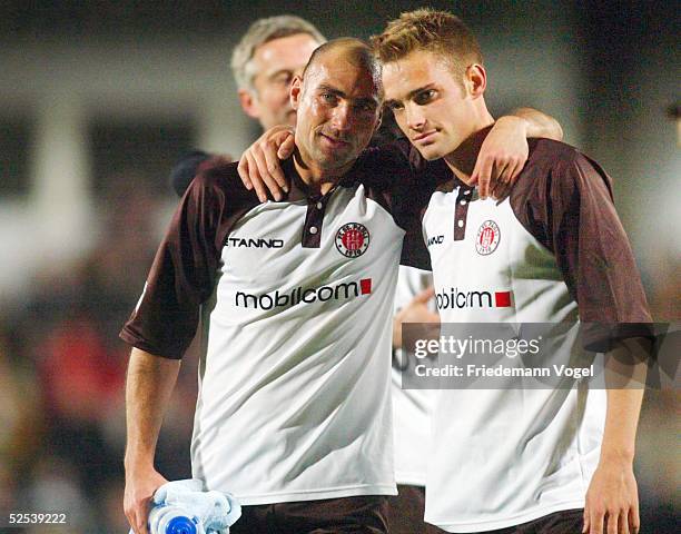 Fussball: Regionalliga Nord 03/04, Hamburg; FC St. Pauli - Chemnitzer FC 1:0; Erleichterung nach dem Spiel bei Andreas MAYER und Jens MATTHIES /...