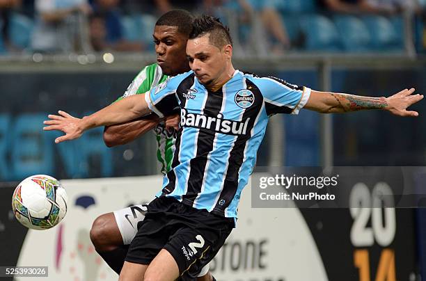 Para do Gremio e Orlando Berrio do Nacional em lance partida pela fase de grupos da Copa Bridgestone Libertadores da America, disputada na noite de...