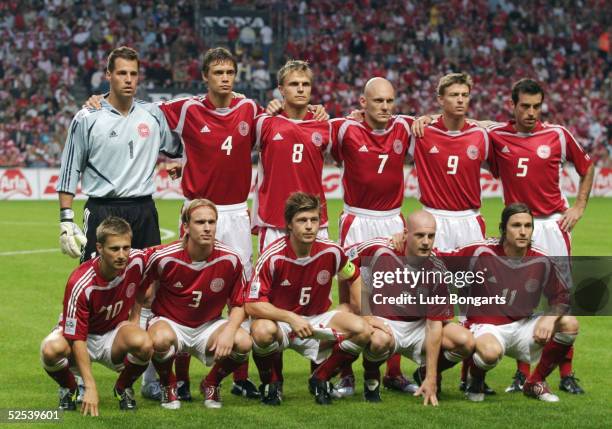 Fussball: WM Qualifikation 2004, Kopenhagen; Daenemark - Ukraine ; Team DEN / Mannschaftsfoto; hinten v.l.: Torwart Thomas SOERENSEN, Per KROELDRUP,...