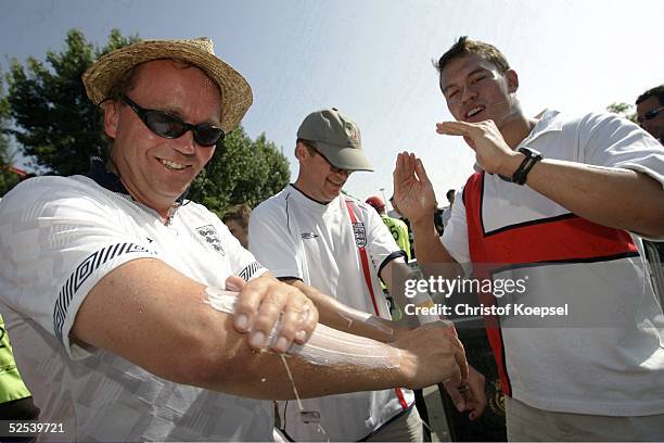 Fussball: Euro 2004 in Portugal, Vorrunde / Gruppe B / Spiel 4, Lissabon; Frankreich 1; Englische Fans schuetzen sich mit Sonnencreme gegen die...