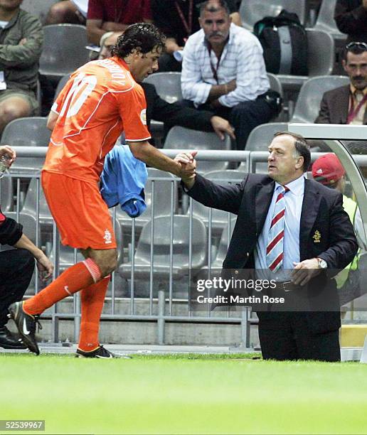 Fussball: Euro 2004 in Portugal, Vorrunde / Gruppe D / Spiel 23, Braga; Niederlande 0; Ruud van NISTELROOY, Trainer Dick ADVOCAAT / NED 23.06.04.