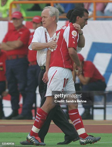 Fussball: Euro 2004 in Portugal, Vorrunde / Gruppe B / Spiel 3, Leiria; Schweiz - Kroatien ; v.l.: Trainer Jakob KUHN mit Hakan YAKIN /SUI bei der...