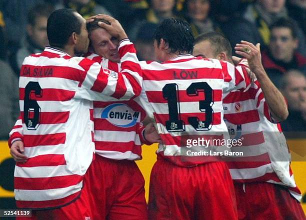 Fussball: 2. Bundesliga 03/04, Aachen; Alemannia Aachen - Energie Cottbus; Jubel zum 0:2: Vragel da SILVA, Torschuetze Robert VAGNER, Zsolt LOEW /...