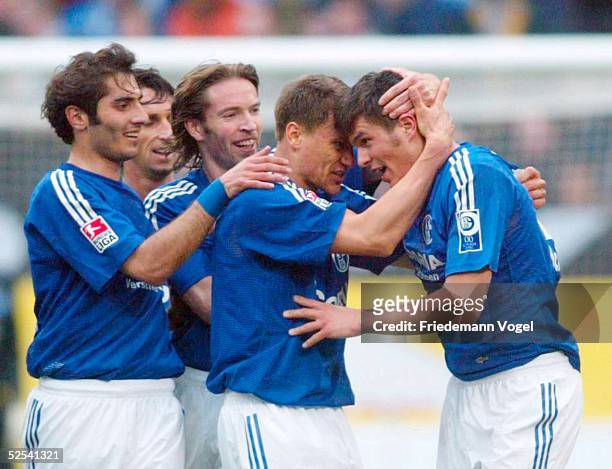 Fussball: 1. Bundesliga 03/04, Gelsenkirchen; FC Schalke 04 - Hamburger SV 4:1; Jubel nach dem Tor zum 3:1 von Fabian LAMOTTE mit Hamit ALTINTOP,...