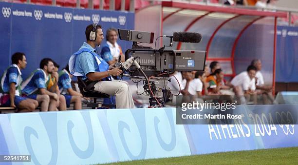 Fussball / Frauen: Olympische Spiele Athen 2004, Athen; Gruppe F / Deutschland - Mexiko ; TV-Kamera / Medien 17.08.04.