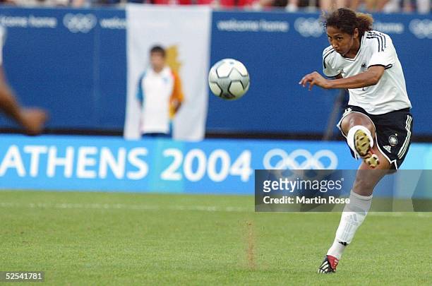 Fussball / Frauen: Olympische Spiele Athen 2004, Athen; Gruppe F / Deutschland 0; Steffi JONES / GER 17.08.04.