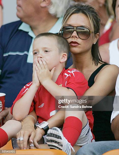 Fussball: Euro 2004 in Portugal, Vorrunde / Gruppe B / Spiel 11, Coimbra; England - Schweiz ; Victoria BECKHAM mit ihrem Sohn Brooklyn 17.06.04.