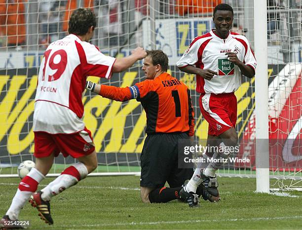 Fussball: 1. Bundesliga 03/04, Koeln; 1. FC Koeln - FC Hansa Rostock 4:0; Jubel nach dem 2:0: Albert STREIT / Koeln, Torwart Mathias SCHOBER /...
