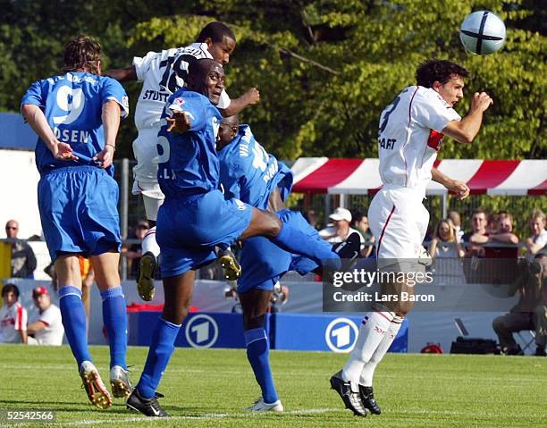 Fussball: Ligapokal 2004, Aalen; VfB Stuttgart - VfL Bochum 3:0; Tor zum 1:0 durch CACAU / Stuttgart , Raymond KALLA und Mamadou DIABANG / Bochum...