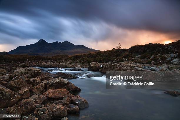 river and cuillins in the background - glen sligachan 個照片及圖片檔
