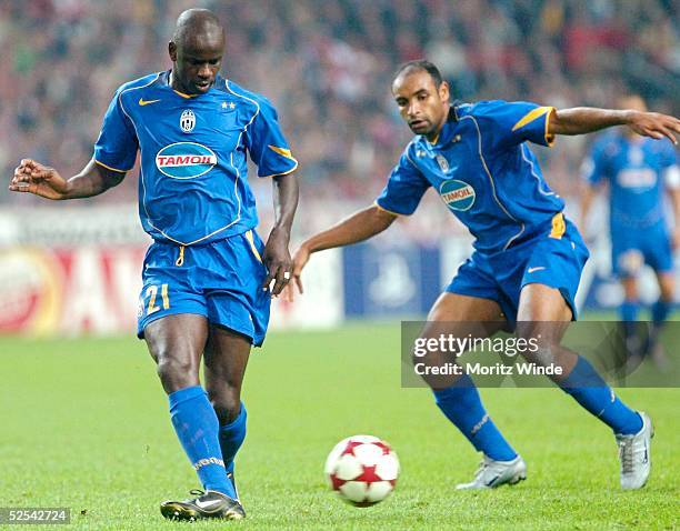 Fussball: Champions League 04/05, Amsterdam; Ajax Amsterdam - Juventus Turin 0:1; Lilian THURAM, EMERSON / Turin 15.09.04.