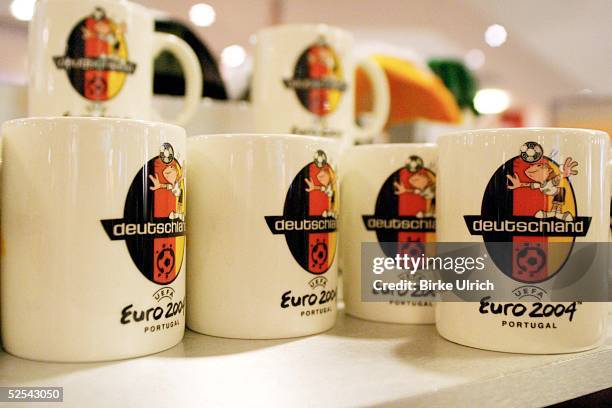 Fussball: Euro 2004, Hamburg; Fanshop / Merchandising; Trinkbecher / Tassen 15.06.04.