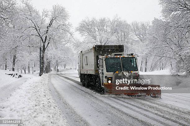 usa, new york state, new york city, snowplow on street - voie urbaine photos et images de collection